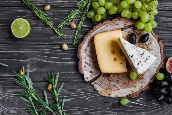 ahşap üzerine peynir