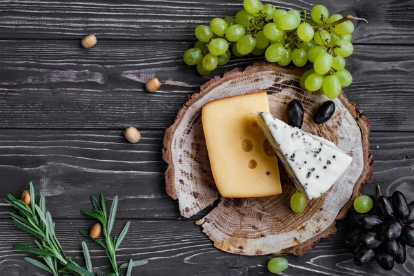 ahşap üzerine peynir