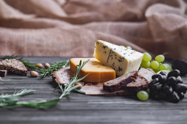 ahşap üzerine peynir
