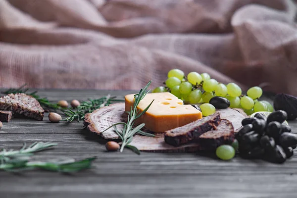 ahşap üzerine peynir