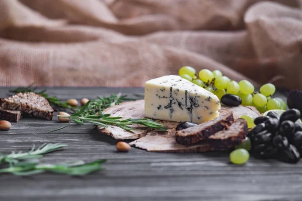 ahşap üzerine peynir