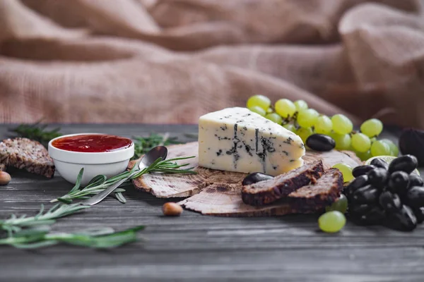 ahşap üzerine peynir