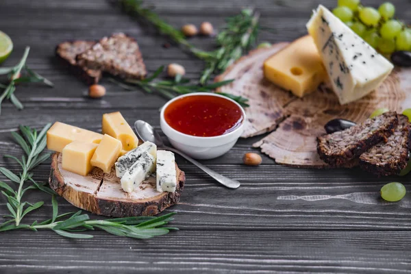 ahşap üzerine peynir