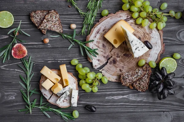 ahşap üzerine peynir