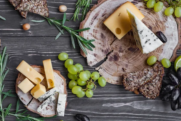 ahşap üzerine peynir