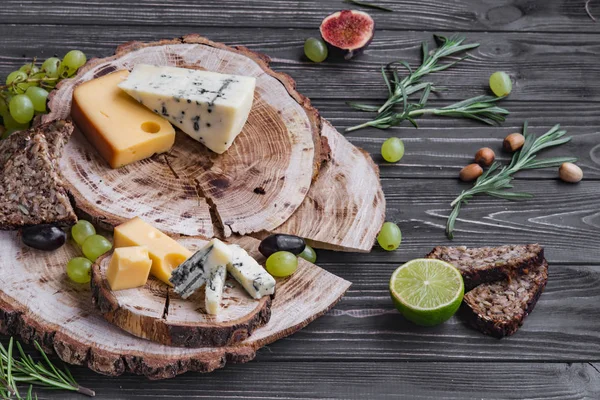 ahşap üzerine peynir