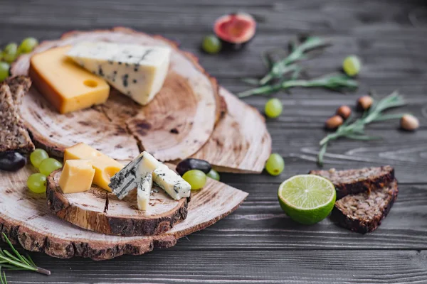 ahşap üzerine peynir