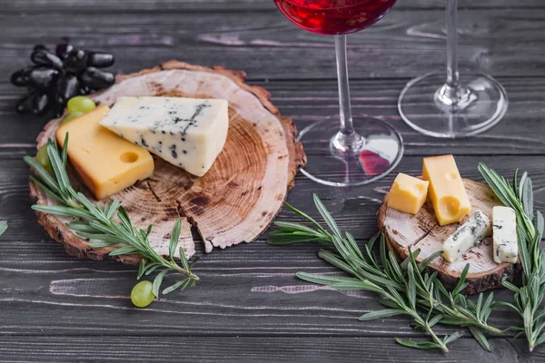 ahşap üzerine peynir