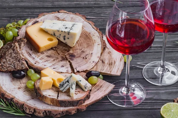 ahşap üzerine peynir