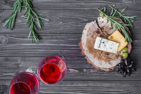 Cheeses on wood — Stock Photo, Image