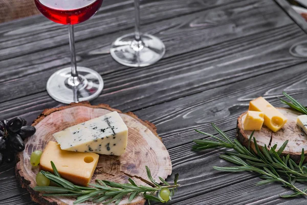 Cheeses on wood — Stock Photo, Image