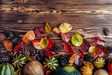 küçük kabak bir ahşap arka plan üzerinde dayanmaktadır