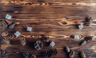 çam kozalakları kahverengi bir arka plan üzerinde