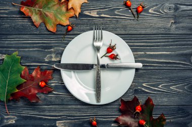 yaprak bir plaka üzerinde bir ahşap zemin üzerinde yer alır