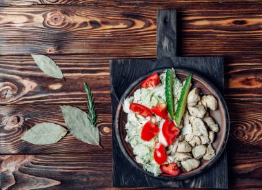 ahşap bir arka plan üzerine doğranmış tavuk eti