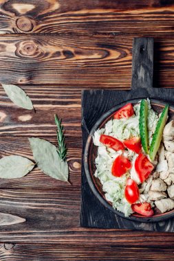 ahşap bir arka plan üzerine doğranmış tavuk eti