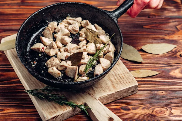 ahşap bir arka plan üzerine doğranmış tavuk eti