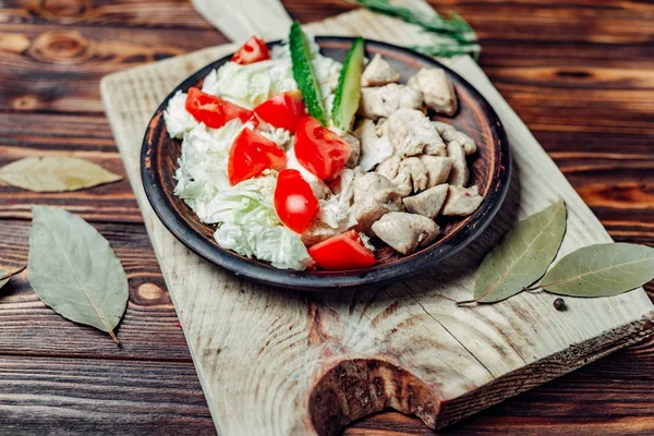 ahşap bir arka plan üzerine doğranmış tavuk eti