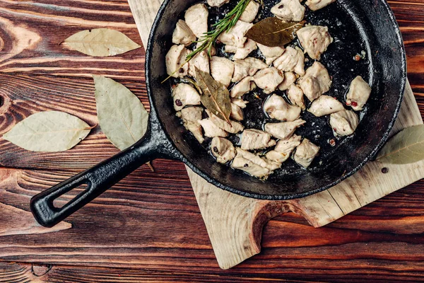 ahşap bir arka plan üzerine doğranmış tavuk eti