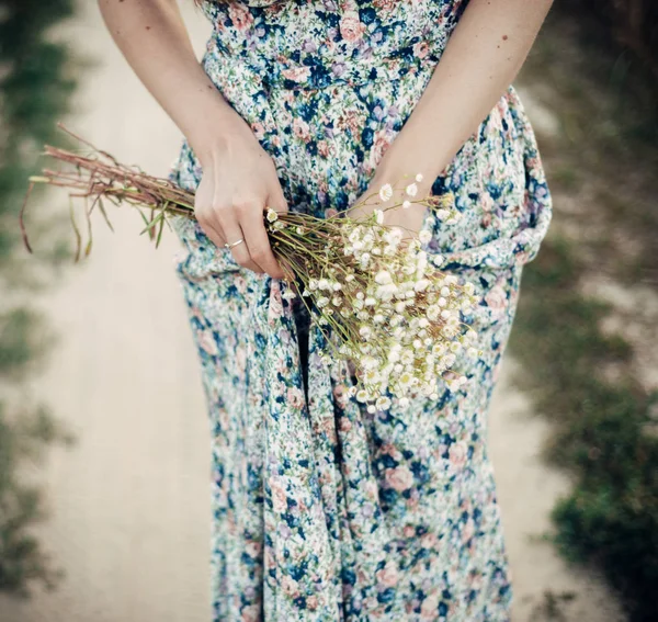 花の花束を持っている女の子 ロイヤリティフリーのストック写真