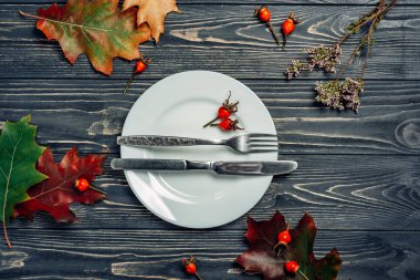 yaprak bir plaka üzerinde bir ahşap zemin üzerinde yer alır