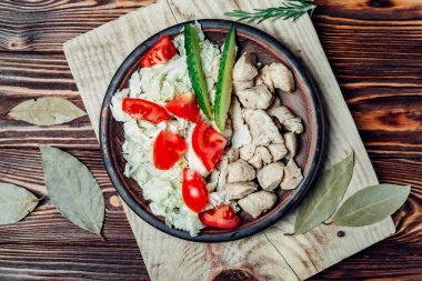 ahşap bir arka plan üzerine doğranmış tavuk eti