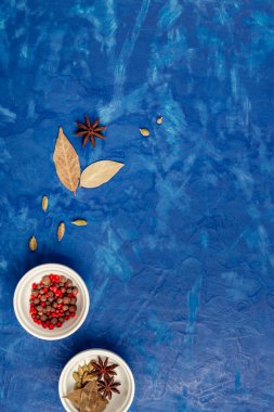 birçok bal, küçük kase içinde farklı baharatlar