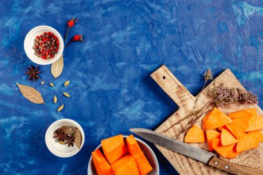 üzerinde mavi bir arka plan kesme kabak çeşnilikler ile birlikte yalan söylüyor