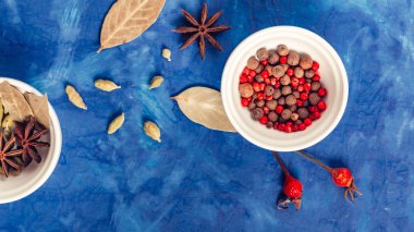 birçok bal, küçük kase içinde farklı baharatlar