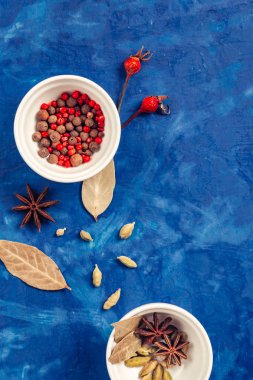 birçok bal, küçük kase içinde farklı baharatlar