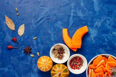 üzerinde mavi bir arka plan kesme kabak çeşnilikler ile birlikte yalan söylüyor