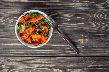 bir kase ahşap gri arka plan üzerinde kızarmış kabak pişmiş