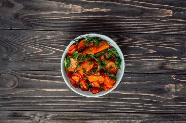 bir kase ahşap gri arka plan üzerinde kızarmış kabak pişmiş