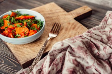 bir kase ahşap gri arka plan üzerinde kızarmış kabak pişmiş