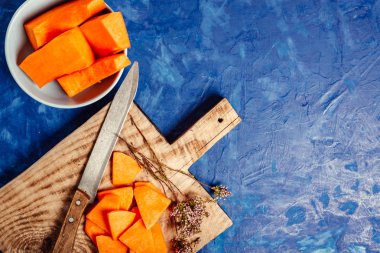 üzerinde mavi bir arka plan kesme kabak