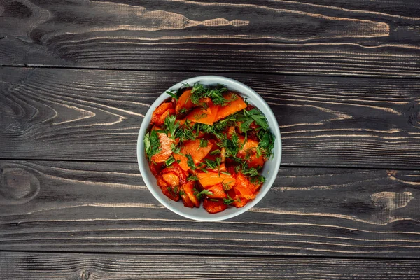 bir kase ahşap gri arka plan üzerinde kızarmış kabak pişmiş