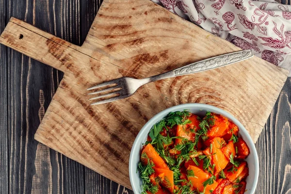 bir kase ahşap gri arka plan üzerinde kızarmış kabak pişmiş