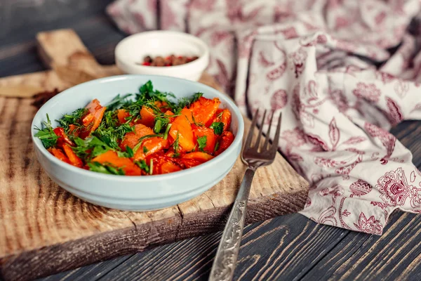 bir kase ahşap gri arka plan üzerinde kızarmış kabak pişmiş