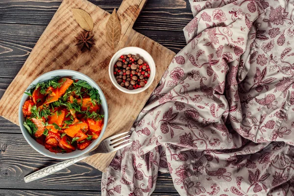 bir kase ahşap gri arka plan üzerinde kızarmış kabak pişmiş