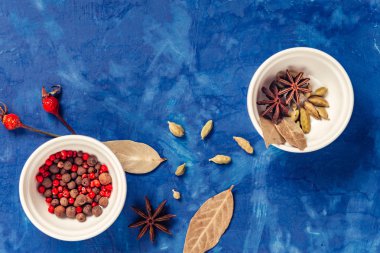 birçok bal, küçük kase içinde farklı baharatlar