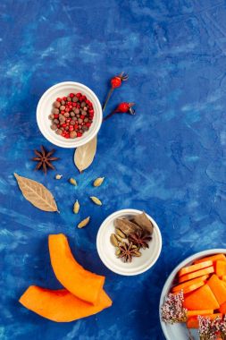 birçok bal, küçük kase içinde farklı baharatlar