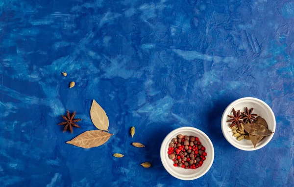 birçok bal, küçük kase içinde farklı baharatlar