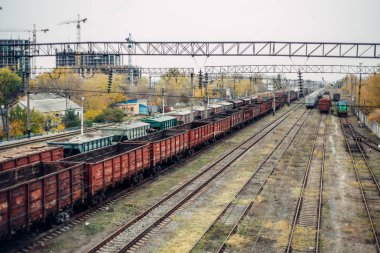 Breaked tren rayları üzerinde çok büyük yatıyor