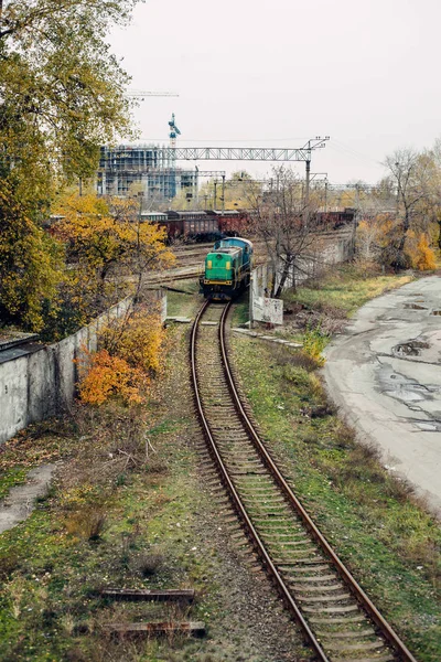 Разрушенный поезд, который лжёт на рельсах. — стоковое фото
