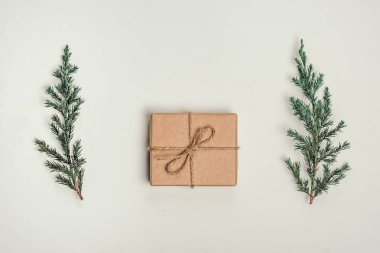 hediye, bir sürpriz kutusunda kahverengi vintage gazetede doludur