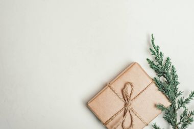 hediye, bir sürpriz kutusunda kahverengi vintage gazetede doludur