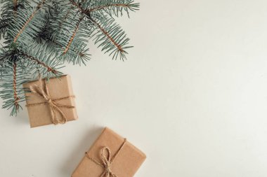 hediye, bir sürpriz kutusunda kahverengi vintage gazetede doludur