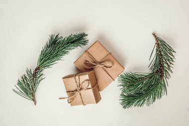 hediye, bir sürpriz kutusunda kahverengi vintage gazetede doludur