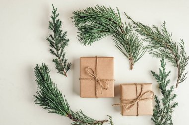 hediye, bir sürpriz kutusunda kahverengi vintage gazetede doludur