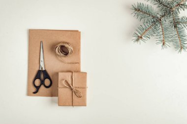 hediye, bir sürpriz kutusunda kahverengi vintage gazetede doludur